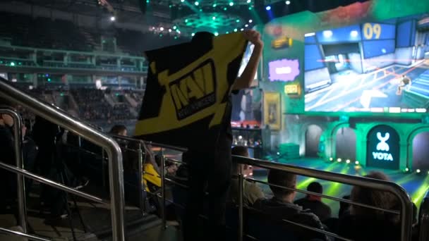 MOSCÚ, RUSIA - 27 DE OCTUBRE DE 2018: EPICENTER Counter Strike: Global Offensive esports event. En cámara lenta. Chica feliz fan en la arena con el equipo Natus Vincere NaVi bandera. Animar, saltar, mirar a la cámara — Vídeo de stock