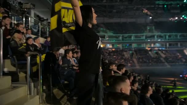 Moskwa, Rosja - 27 października 2018 r.: Epicentrum Counter Strike: Global Offensive esports zdarzenia. Zwolnionym tempie. Szczęśliwa dziewczyna wentylatora Arena z zespołem Natus Vincere Navi flagi. Doping, skoki, patrząc na kamery — Wideo stockowe