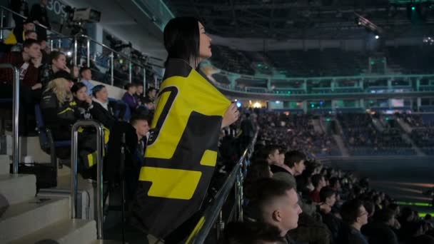 Moscow, Oroszország - október 27, 2018: Epicentrum Counter Strike: globális offenzíva mennyegző esemény. Lassú mozgás. Csalódott szomorú lány rajongó Arena csapat Natus Vincere zászló egy állványra. Látszó aggódik. — Stock videók
