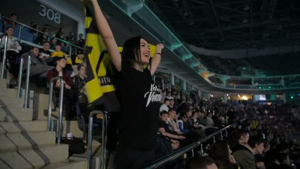 MOSCÚ, RUSIA - 27 DE OCTUBRE DE 2018: EPICENTER Counter Strike: Global Offensive esports event. En cámara lenta. Chica feliz fan en la arena con el equipo Natus Vincere NaVi bandera. Animar, saltar, mirar a la cámara — Vídeo de stock