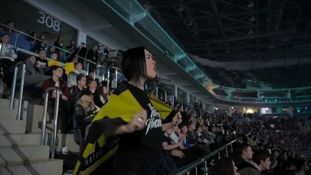 MOSCA, RUSSIA - 27 OTTOBRE 2018: EPICENTER Counter Strike: Global Offensive esports event. Al rallentatore. Fan felice ragazza all'arena con la squadra Natus Vincere NaVi bandiera. Acclamazioni, applausi e sorrisi . — Video Stock