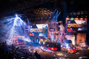Moskova, Rusya - 27 Ekim 2018: Merkez üssü Counter Strike: küresel saldırgan esports olay. Ana sahne mekan, büyük ekran ve turnuva başlamadan önce ışıklar aydınlatma.