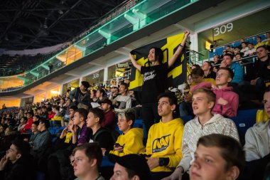 Moskova, Rusya - 27 Ekim 2018: Merkez üssü Counter Strike: küresel saldırgan esports olay. Mutlu kız Arena ekibi Natus Vincere bayrağı ile bir tribün fan. Onun favori takımı için tezahürat.