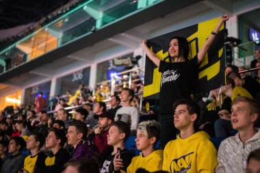 Saint Petersburg, Rusya - 28 Ekim 2017: Merkez üssü Counter Strike: küresel saldırgan cyber spor olay. Gülmek, konuşmak ve maç sırasında kendi takımı için tezahürat hayranları.