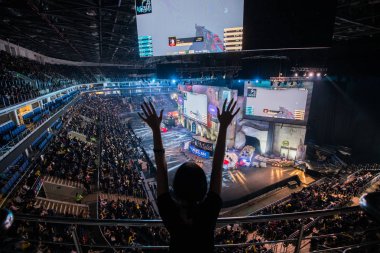 Moskova, Rusya - 27 Ekim 2018: Merkez üssü Counter Strike: küresel saldırgan esports olay. Mutlu kız kaldırdı elleriyle Arena'da bir tribün fan.