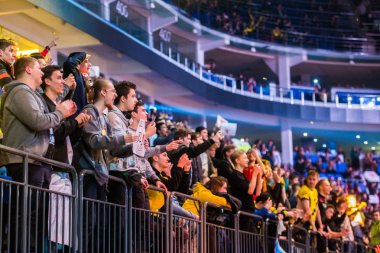 Moskova, Rusya - 27 Ekim 2018: Merkez üssü Counter Strike: küresel saldırgan esports olay. Bir tribün ile posterler onların favori takım destekleyen taraftarlara.