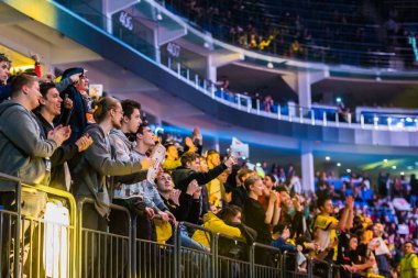 Moskova, Rusya - 27 Ekim 2018: Merkez üssü Counter Strike: küresel saldırgan esports olay. Bir tribün ile posterler onların favori takım destekleyen taraftarlara.