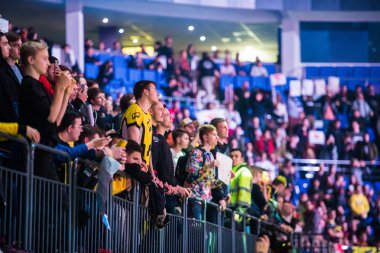Moskova, Rusya - 27 Ekim 2018: Merkez üssü Counter Strike: küresel saldırgan esports olay. Bir tribün ile posterler onların favori takım destekleyen taraftarlara.