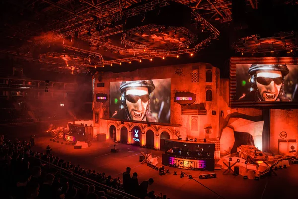 MOSCÚ, RUSIA - 27 DE OCTUBRE DE 2018: EPICENTER Counter Strike: Global Offensive esports event. Lugar del escenario principal, pantalla grande y luces antes del inicio del torneo . — Foto de Stock