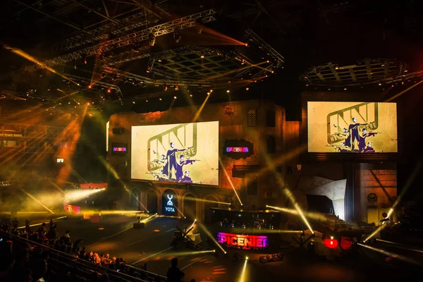 MOSCÚ, RUSIA - 27 DE OCTUBRE DE 2018: EPICENTER Counter Strike: Global Offensive esports event. Natus Vincere NaVi equipo en una pantalla principal . — Foto de Stock