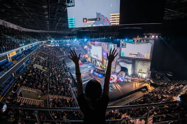 MOSCÚ, RUSIA - 27 DE OCTUBRE DE 2018: EPICENTER Counter Strike: Global Offensive esports event. Chica feliz fan en una tribuna en la arena con las manos levantadas . —  Fotos de Stock