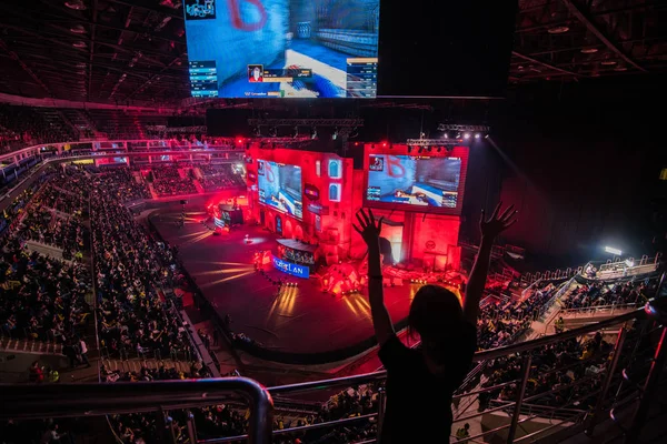 MOSCÚ, RUSIA - 27 DE OCTUBRE DE 2018: EPICENTER Counter Strike: Global Offensive esports event. Chica feliz fan en una tribuna en la arena animando a su equipo favorito. Manos levantadas —  Fotos de Stock