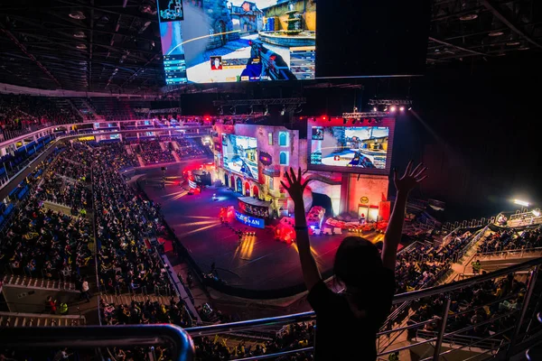 MOSCÚ, RUSIA - 27 DE OCTUBRE DE 2018: EPICENTER Counter Strike: Global Offensive esports event. Chica feliz fan en una tribuna en la arena con las manos levantadas . —  Fotos de Stock