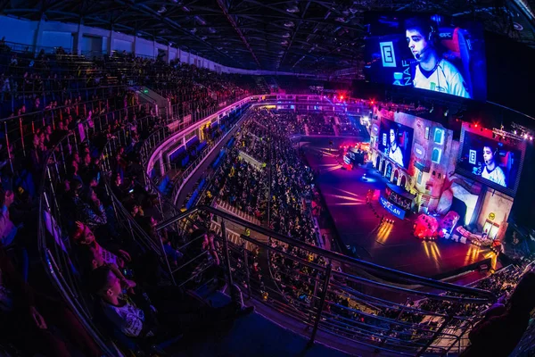 MOSCÚ, RUSIA - 27 DE OCTUBRE DE 2018: EPICENTER Counter Strike: Global Offensive esports event. Colorido escenario principal con mucha iluminación y tribunas llenas de visitantes y aficionados. Pasando por alto —  Fotos de Stock