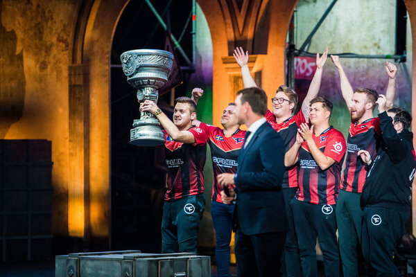 МОСКВА, РОССИЯ - 27 ОКТЯБРЯ 2018: Контр-забастовка EPICENTER: Глобальное наступление на экспорт. Победители турнира команда FAZE клана на сцене с трофеем - большой кубок
.