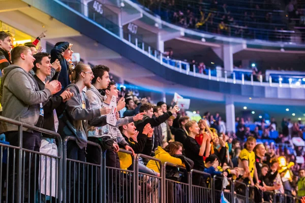 MOSCOU, RUSSIE - 27 OCTOBRE 2018 : ÉPICENTRE Contre-grève : Événement mondial offensif d'e-sport. Les fans sur un tribunes avec des affiches soutenant leur équipe préférée . — Photo