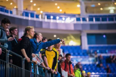 Moskova, Rusya - 27 Ekim 2018: Merkez üssü Counter Strike: küresel saldırgan esports olay. Bir tribün ile posterler onların favori takım destekleyen taraftarlara.