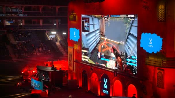 MOSCOW, RÚSSIA - OUTUBRO 27 2018: EPICENTER Counter Strike: Global Offensive esports event. Palco principal com uma tela grande transmitindo momentos de jogo e cabines de jogadores. Palco iluminado com cores vermelhas . — Vídeo de Stock