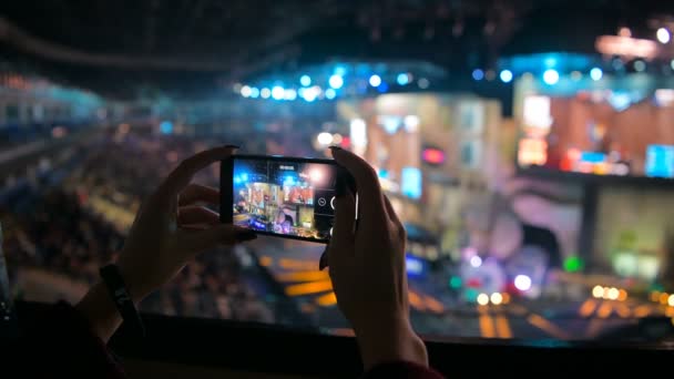 MOSCÚ, RUSIA - 27 DE OCTUBRE DE 2018: EPICENTER Counter Strike: Global Offensive esports event. Las mujeres manos utilizando el teléfono inteligente móvil en el evento esport en la arena grande. Tomando video — Vídeos de Stock