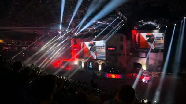 MOSCOW, RÚSSIA - OUTUBRO 27 2018: EPICENTER Counter Strike: Global Offensive esports event. Grande iluminação no palco principal durante a cerimônia de abertura . — Vídeo de Stock