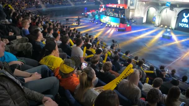 MOSCOW, RÚSSIA - OUTUBRO 27 2018: EPICENTER Counter Strike: Global Offensive esports event. Os fãs em um tribunos se preocupam e apoiam suas equipes favoritas . — Vídeo de Stock