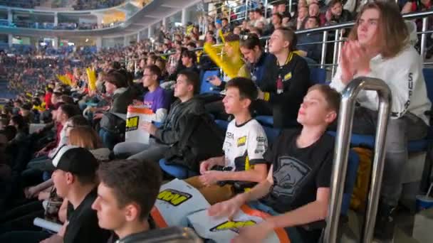 MOSCÚ, RUSIA - 27 DE OCTUBRE DE 2018: EPICENTER Counter Strike: Global Offensive esports event. Abanicos en tribunas con carteles aplaudiendo y apoyando a su equipo favorito . — Vídeos de Stock