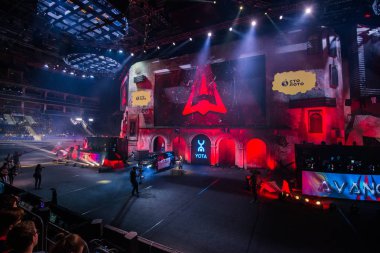 Moskova, Rusya - 27 Ekim 2018: Merkez üssü Counter Strike: küresel saldırgan esports olay. Takım Avangar bir ana ekranda.