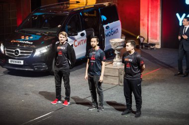 Moskova, Rusya - 27 Ekim 2018: Merkez üssü Counter Strike: küresel saldırgan esports olay. Takım Avangar giriş. Ana sahnede oyuncular.
