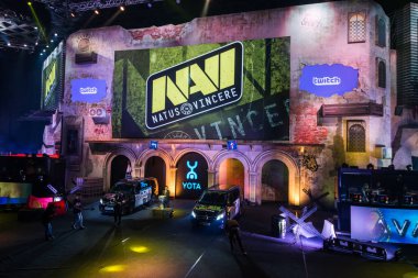 Moskova, Rusya - 27 Ekim 2018: Merkez üssü Counter Strike: küresel saldırgan esports olay. Takım Navi Natus Vincere ana ekranda. Bir takım maçtan önce giriş.