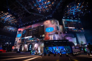 Moskova, Rusya - 27 Ekim 2018: Merkez üssü Counter Strike: küresel saldırgan esports olay. Renkli ana sahne mekan aydınlatma ve bu oyun bir anları ile büyük ekranlar ile çok. Oyuncular kabinleri