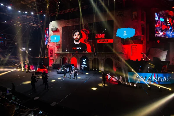 MOSCÚ, RUSIA - 27 DE OCTUBRE DE 2018: EPICENTER Counter Strike: Global Offensive esports event. Equipo Avangar en una pantalla principal. Jugador Ali Jame Djami — Foto de Stock