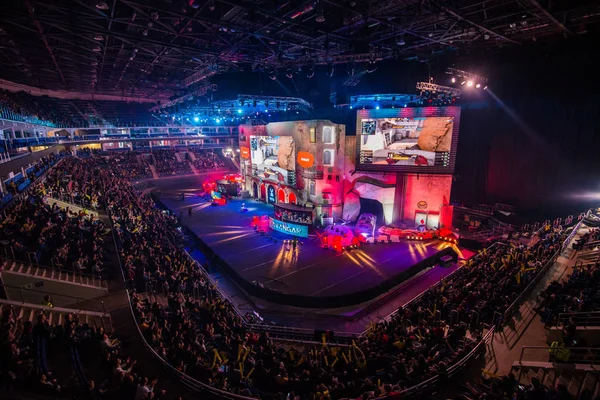 Moskva, Rusko - 27 října 2018: Epicentrum Counter Strike: Global Offensive eSportovní událost. Barevné hlavní stage místo s mnoha osvětlení a velkých obrazovkách s herní okamžiky na něm. Kabiny hráčů — Stock fotografie