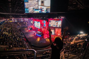 Moskova, Rusya - 27 Ekim 2018: Merkez üssü Counter Strike: küresel saldırgan esports olay. Mutlu kız Arena ekibi Natus Vincere bayrağı ile bir tribün fan. Onun favori takımı için tezahürat.