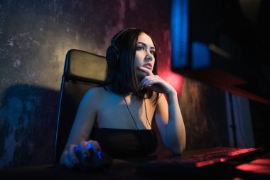 Kız acemi oyun bakışı şaşkınlık ile