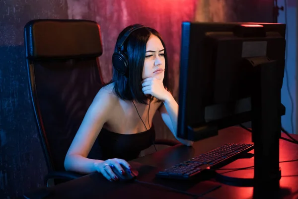 Chica principiante gamer mirada con perplejidad —  Fotos de Stock