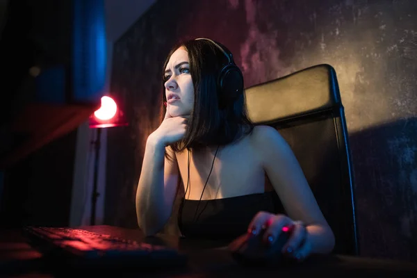 Chica principiante gamer mirada con perplejidad —  Fotos de Stock