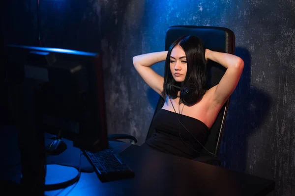 Jovem gamer menina animado ganhar jogo de vídeo sentado em uma cadeira em casa. Jogadora jogando videogames em casa — Fotografia de Stock