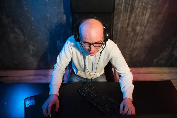 Ansicht des selbstbewussten starken männlichen Spielers, während er Level abschließt und die Hände auf Tastatur und Maus legt — Stockfoto