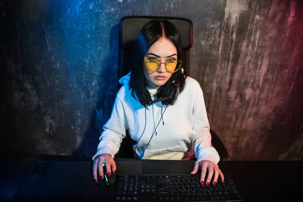 Porträt des schönen jungen Mädchens, das vor dem Computer sitzt, im Internet surft, studiert, Online-Spiele spielt, streamt. — Stockfoto