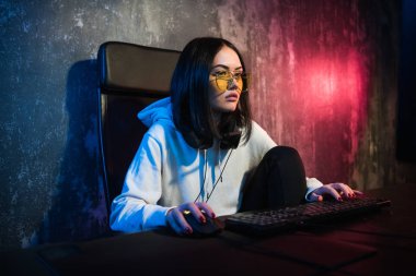 kız oyun giyen kulaklık ağ oyun esports uluslararası yarışmalara katılmaya hazırlanıyor