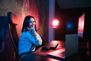 Parmaklarını monitörler, sanal gerçeklik, oyun ve esports kavramı ile çekim oyun kız