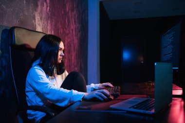 siber suçlar veya siber suç ve internet suç kavramı içinde siyah arka plan üzerine bilgisayar sistemi karanlık ve tehlikeli görünümlü genç çekici genç kadın kesmek