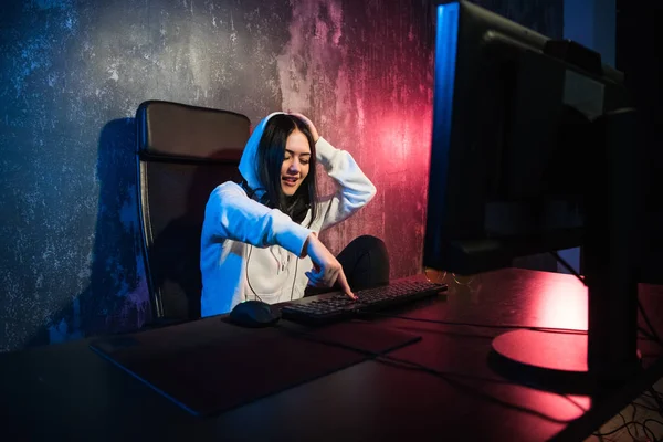 Mulher gamer feminino animado pressionando um botão em um teclado executando um jogo ou enviar uma mensagem — Fotografia de Stock