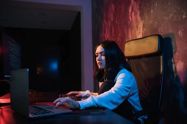 Mujer trabajando en casa mano de oficina en el teclado. El uso de ordenador personal y portátil —  Fotos de Stock