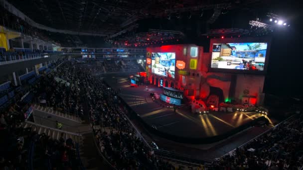 MOSCOW, RÚSSIA - OUTUBRO 27 2018: EPICENTER Counter Strike: Global Offensive esports event. Palco principal, relâmpago, iluminação, tela grande com momentos de jogo sobre ele. Pulso de palco com uma luz vermelha . — Vídeo de Stock