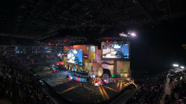 Moskou, Rusland - oktober 27 2018: Epicentrum Counter Strike: Global offensief esports gebeurtenis. Hoofdpodium, bliksem, verlichting, groot scherm met een spel momenten op het. — Stockvideo