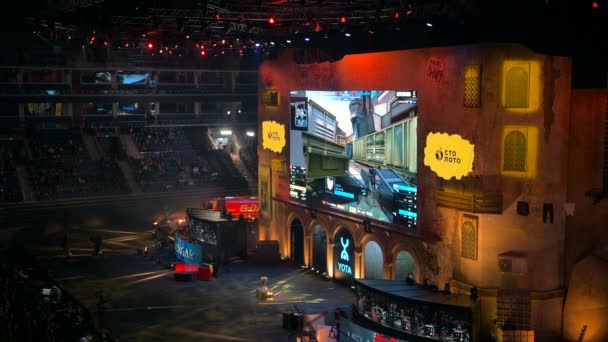 Moskou, Rusland - oktober 27 2018: Epicentrum Counter Strike: Global offensief esports gebeurtenis. Hoofdpodium met een groot scherm waarop de spel en speler cabines. — Stockvideo