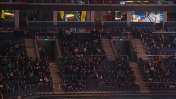 Moskou, Rusland - oktober 27 2018: Epicentrum Counter Strike: Global offensief esports gebeurtenis. Fans op een tribunes juichende en steun voor hun favoriete teams. — Stockvideo