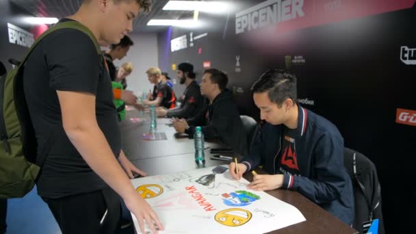 Moskwa, Rosja - 27 października 2018 r.: Epicentrum Counter Strike: Global Offensive esports zdarzenia. Team Avangar graczy na sesji autografów z fanami. Wentylatora odbiera uzgadniania i selfie z jego idol. — Wideo stockowe