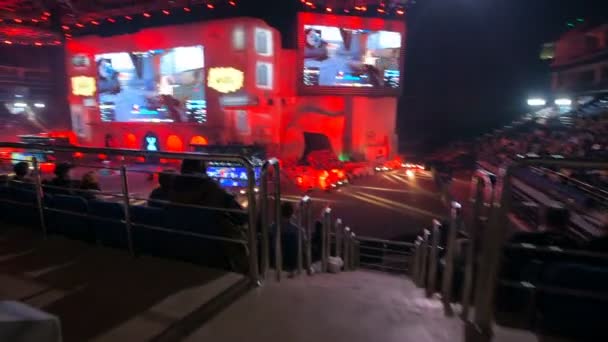 Moskva, Ryssland - oktober 27 2018: Epicenter Counter Strike: globala offensiv esports händelse. In på arenan med stor skärm på en scen. Fans på en tribuner jublande och stödjande för favoritlag — Stockvideo